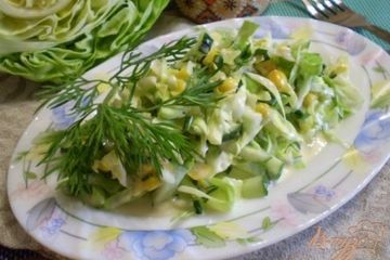 фото рецепта Капустный салат с кукурузой и огурцом