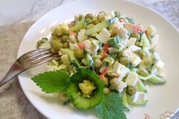 фото рецепта Салат с крабовыми палочками и горошком