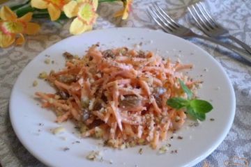 фото рецепта Сладкий морковный салат с изюмом и орехами