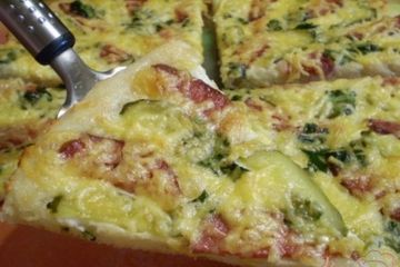 фото рецепта Пицца с копченой колбасой, огурцами и сыром