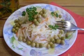фото рецепта Капустный салат с горошком на кипятке