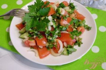 фото рецепта Летний салат с луком и чесноком