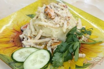 фото рецепта Картофельное пюре с подливой из морепродуктов