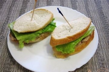 фото рецепта Сэндвич с тунцом и маринованными огурцами