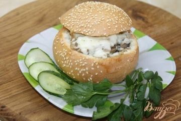 фото рецепта Жульен с кальмарами и грибами в кунжутной булке