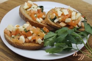 фото рецепта Аля чесночная брускета с моцареллой и помидорами