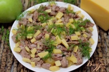 фото рецепта Мясной салат с печеным яблоком