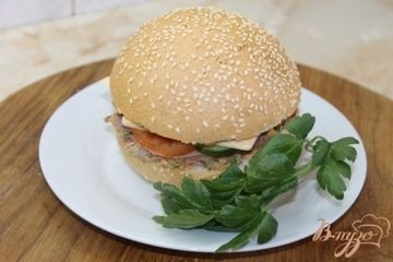 фото рецепта Кунжутная булка с копченой курицей и свежими овощами