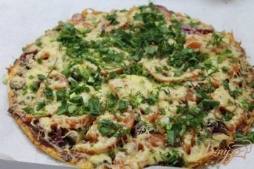 фото рецепта Пицца с охотничьими колбасками и острым соусом