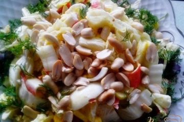 фото рецепта Лёгкий салат с крабовыми палочками и арахисом