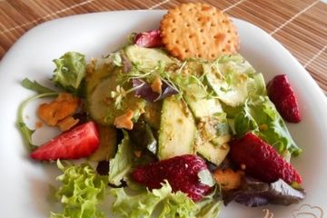 фото рецепта Салат из огурцов и цуккини с соусом песто
