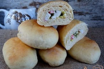 фото рецепта Дрожжевые пирожки с крабовыми палочками и яйцами
