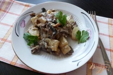 фото рецепта Молодой картофель с грибами,тушенный в молоке
