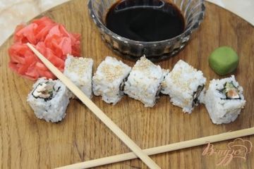 фото рецепта Ролл с соленым лососем огурцом и сыром в кунжуте