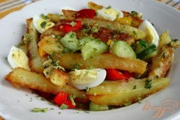 фото рецепта Картофельный салат с перепелиными яйцами и горчично-чесночной заправкой
