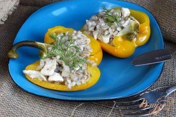 фото рецепта Перцы запеченные с куриным филе, перловкой и зеленым горошком
