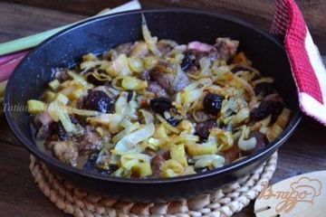 фото рецепта Куриная печень с ревенем и черносливом