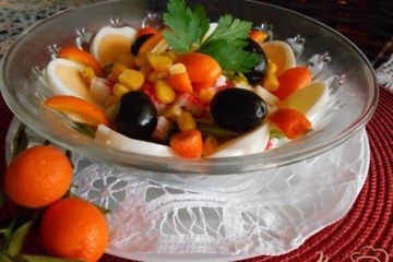 фото рецепта Салат с крабовыми палочками и кумкватами