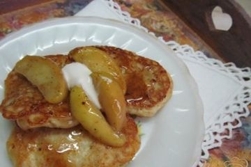 фото рецепта Сырники с овсянкой под яблокаим