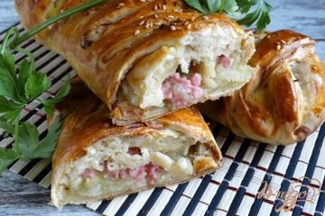 фото рецепта Пироги-плетенки с картофелем, колбасой и стручковой фасолью
