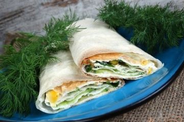 фото рецепта Закуска из лаваша с огурцами и кукурузой