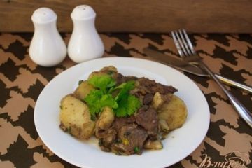 фото рецепта Куриная печень тушеная с картофелем