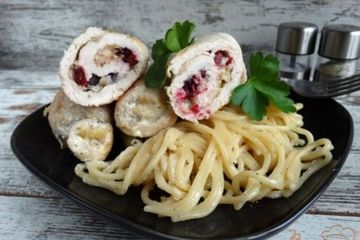 фото рецепта Куриные рулетики с клюквой и сыром