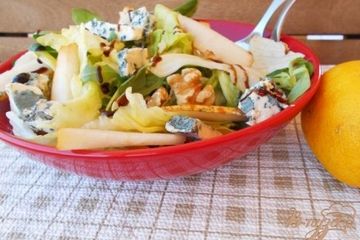 фото рецепта Салат из груши и сыра с голубой плесенью