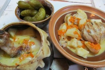 фото рецепта Куриные ножки с печенным луком в горшочке