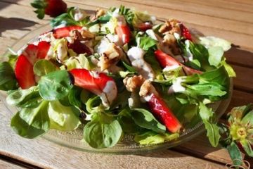 фото рецепта Салат с клубникой, рукколой и грецкими орехами