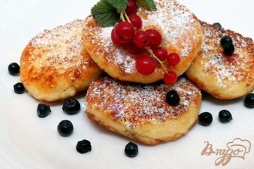 фото рецепта Сырники с изюмом и манной крупой
