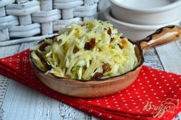 фото рецепта Капустный салат с черной редькой и яблоком
