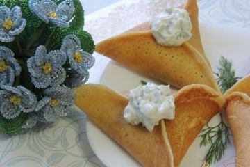 фото рецепта Треуголки блинные с курино-грибной начинкой и соусом