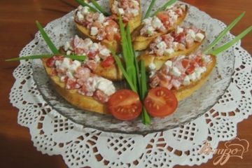 фото рецепта Кростини с помидором и сыром