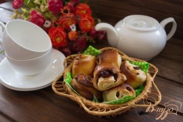 фото рецепта Сладкие булочки на кефире с вяленой вишней