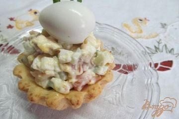 фото рецепта Тарталетки из песочного теста с салатом
