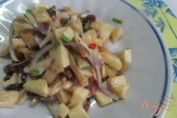фото рецепта Теплый салат с курицей яблоком и изюмом
