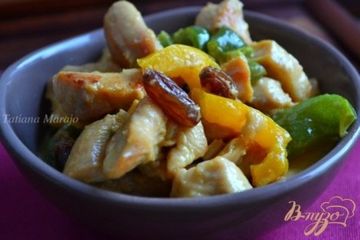 фото рецепта Мясо куриных грудок со сладким перцем с изюмом