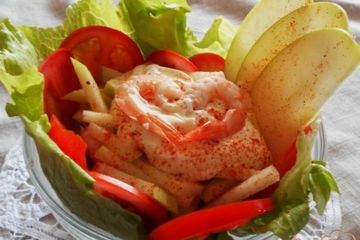 фото рецепта Салат с креветками, яблоком и рукколой