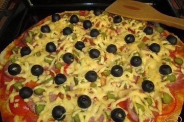 фото рецепта Пицца с маслинами и солеными огурчиками