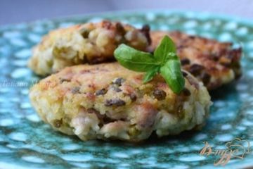 фото рецепта Рисовые котлеты с копченой курицей и горошком