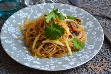 фото рецепта Салат с шампиньонами и рисовой лапшой
