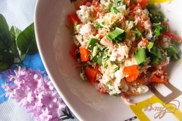 фото рецепта Салат с копченой курицей и черемшой