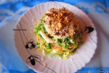 фото рецепта Салат с яйцом, орехами и яблоком