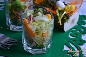 фото рецепта Салат с копченой курицей и киви