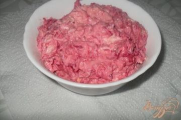 фото рецепта Свекольный салат с чесноком и сыром