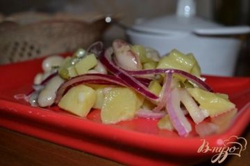 фото рецепта Витаминный салат из белой фасоли и красного лука