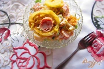 фото рецепта Салат с копчеными сосисками и луком в кляре