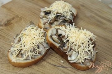 фото рецепта Чесночные бутерброды с грибами и сыром