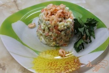 фото рецепта Оливье с коктейльными креветками